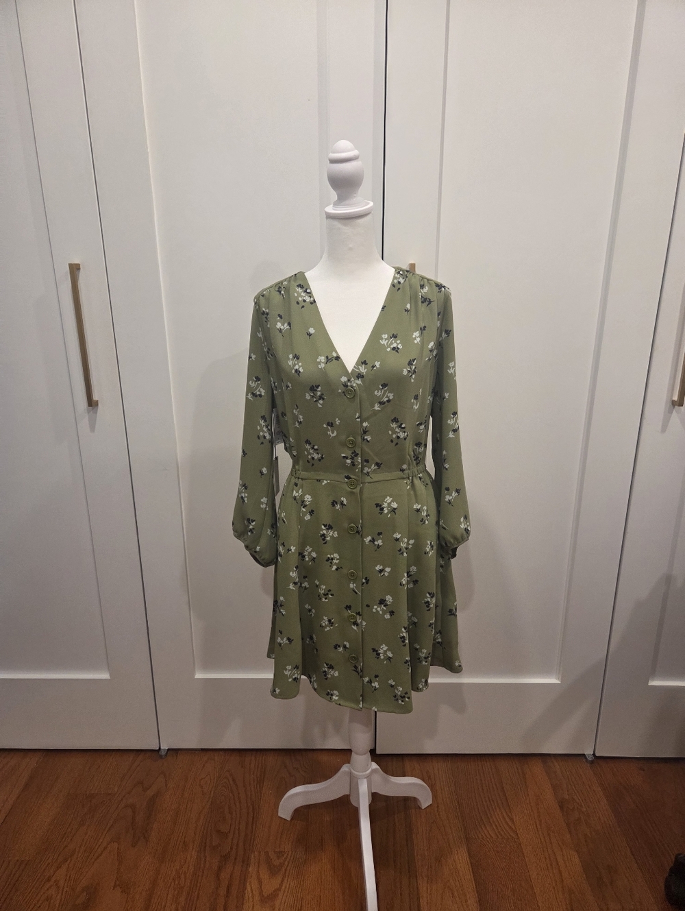 NWT Aritzia Olive Green Floral V-Neck Long Sleeve Dress Size Medium